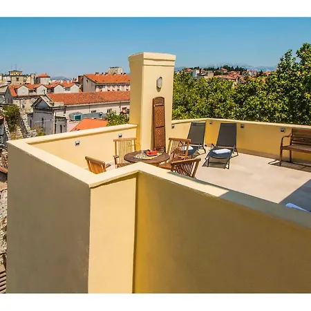 Charming Spliten Style Apartment *