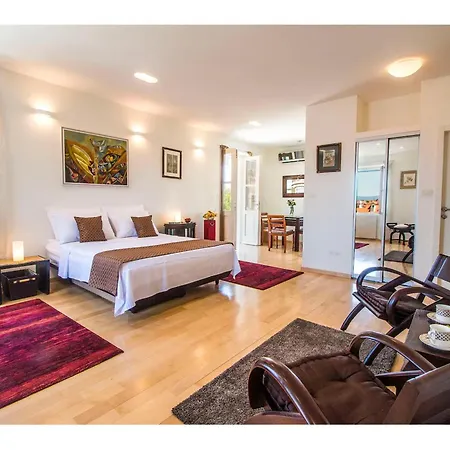 Charming Spliten Style Apartment *